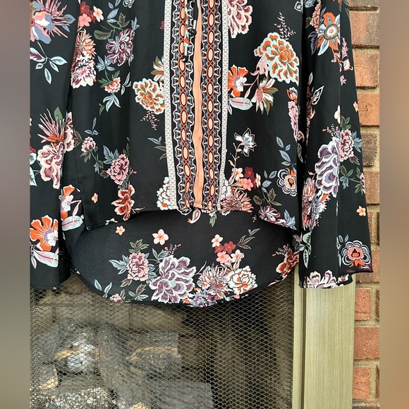 🛍️ black with floral high / low blouse great condition. - Picture 3 of 8